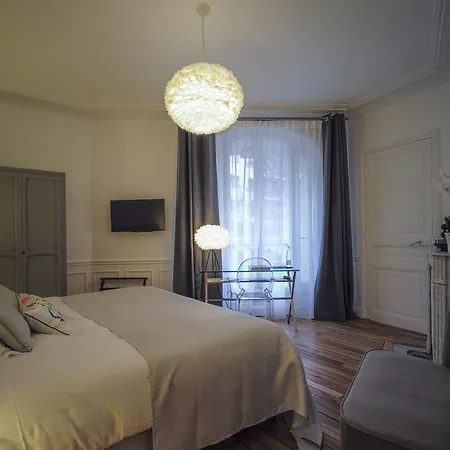 Relais12bis By Eiffel Tower Bed and Breakfast 3*